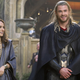 Natalie Portman y Chris Hemsworth en Thor: The Dark World.